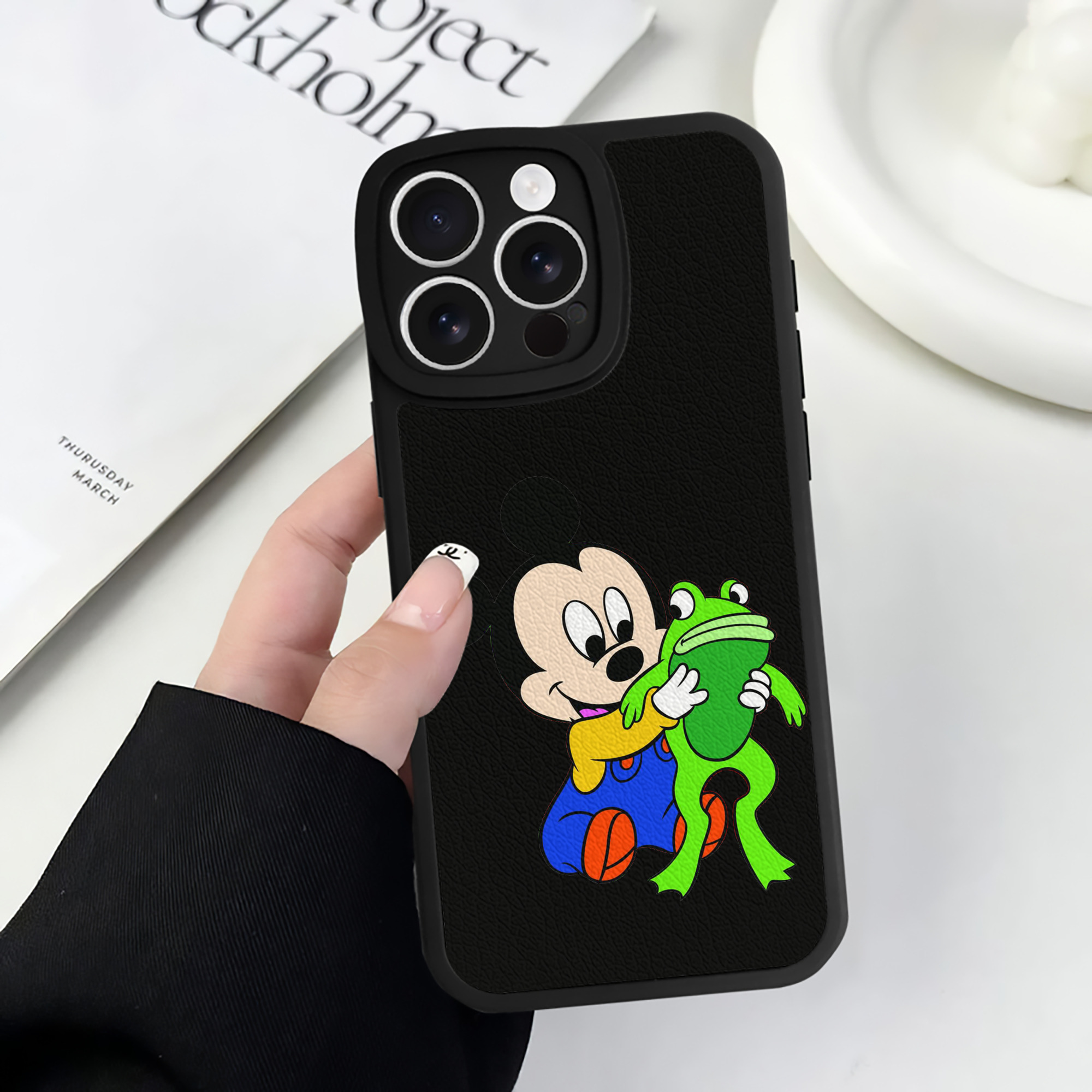 （画像用） ミッキーマウス Mickey Mouse 【iPhone 16シリーズ対応】シリコンスマホケース（レザー調） 材質：シリコン